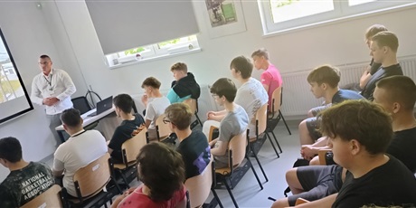 Powiększ grafikę: wizyta-zse-na-poligonie-szkoleniowym-707376.jpg
