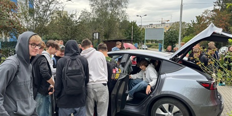 Powiększ grafikę: wizytacja-samochodow-tesla-w-zse-552752.jpg