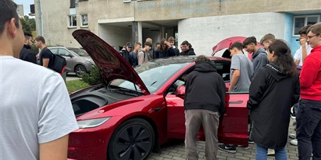 Powiększ grafikę: wizytacja-samochodow-tesla-w-zse-552754.jpg