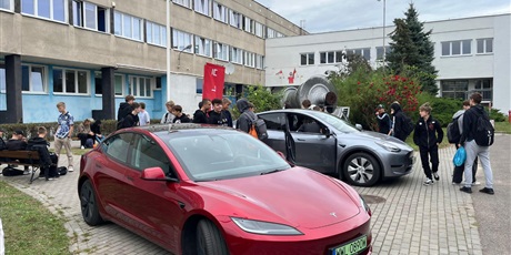 Wizyta samochodów TESLA w ZSE