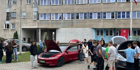 Powiększ grafikę: wizytacja-samochodow-tesla-w-zse-552756.jpg