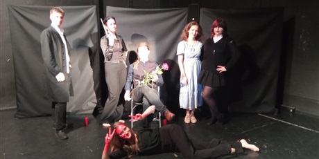 Powiększ grafikę: wystapienie-ucznia-zse-z-grupa-nie-ofaj-n4m-w-sztuce-zszyci-655250.jpg