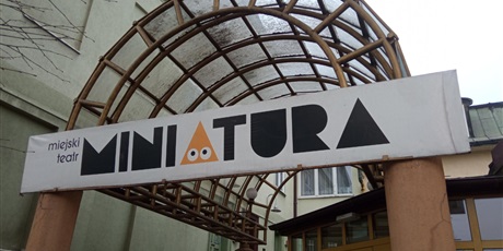 Wystąpienie ucznia ZSE z grupą NIE ÓFAJ N4M, w sztuce "Zszyci"