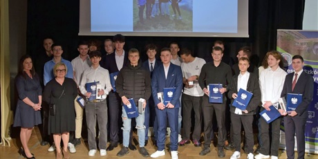 Powiększ grafikę: zakonczenie-roku-szkolnego-w-klasach-maturalnych-610630.jpg